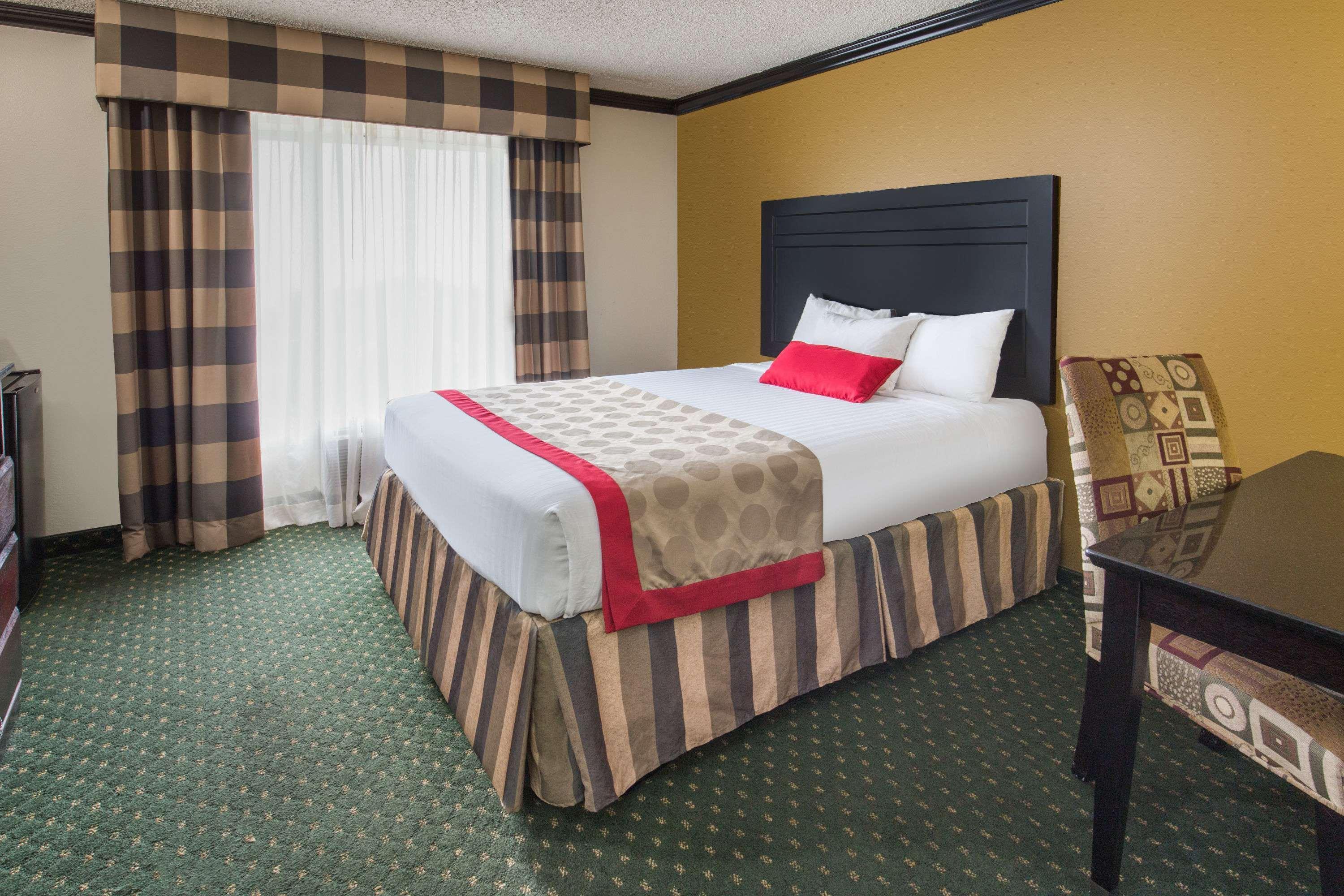 Ramada By Wyndham Ontario Hotel Exterior photo