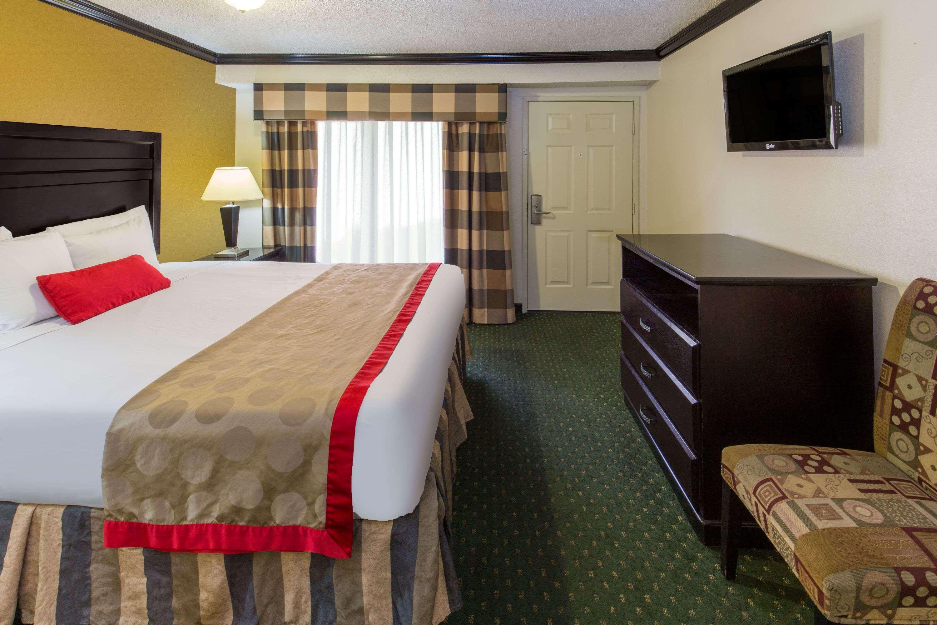 Ramada By Wyndham Ontario Hotel Exterior photo
