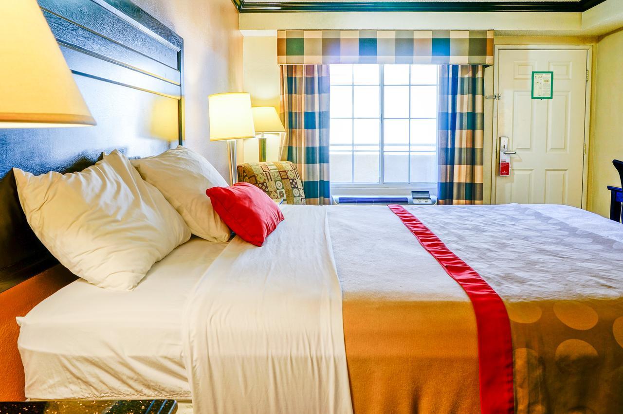 Ramada By Wyndham Ontario Hotel Room photo