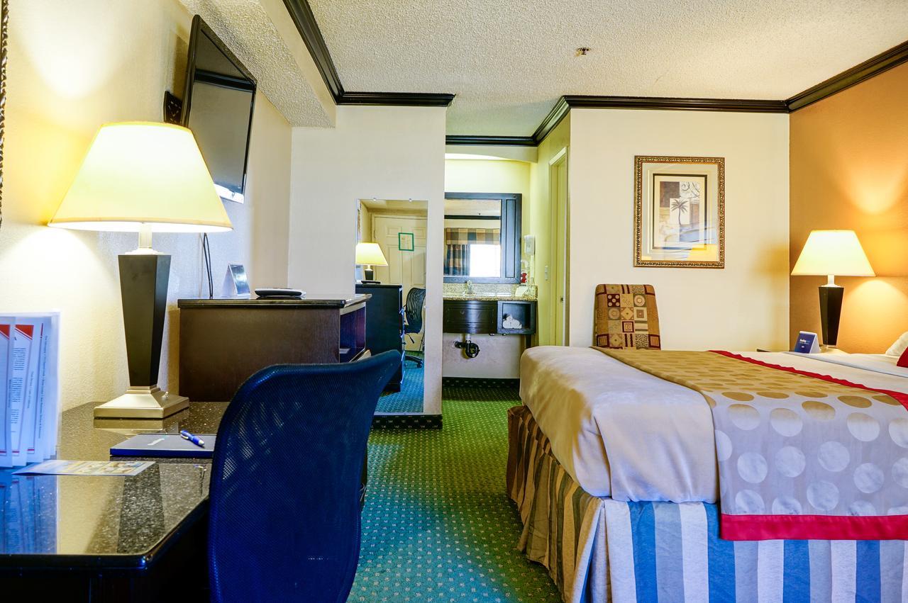 Ramada By Wyndham Ontario Hotel Room photo